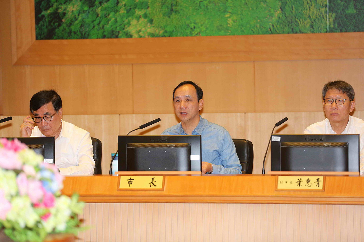 新北市長朱立倫今天在市政會議，就深澳電廠拍板爭議，指他身邊的副市長葉惠青可以作證。 
 圖：王峻昌/攝