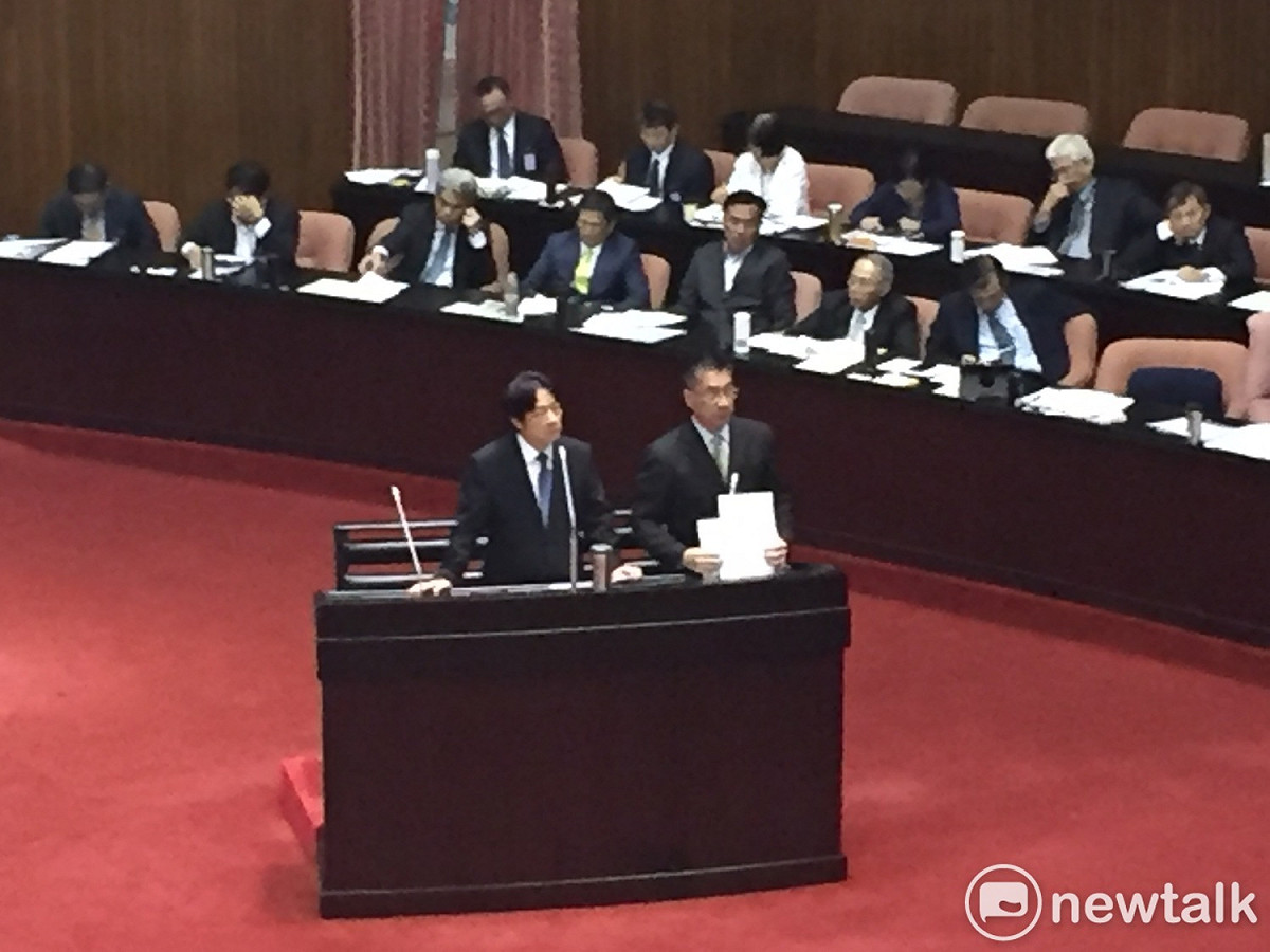 行政院長賴清德（右）與內政部長徐國勇（左）今天到立法院接受內政組立委質詢。 圖：趙婉淳／攝