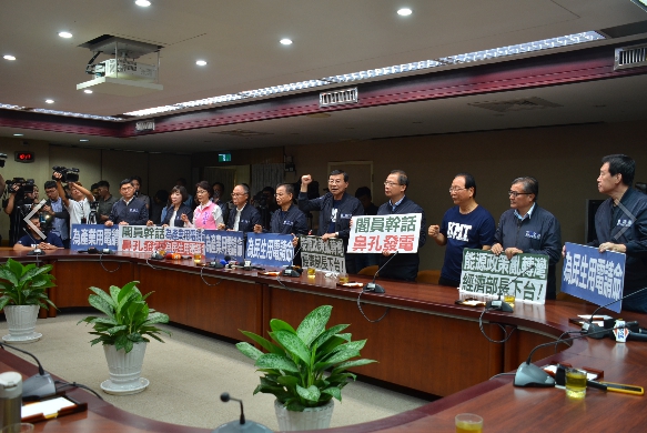 國民黨黨團要求經濟部長沈榮津下台負責。 圖：國民黨黨團提供