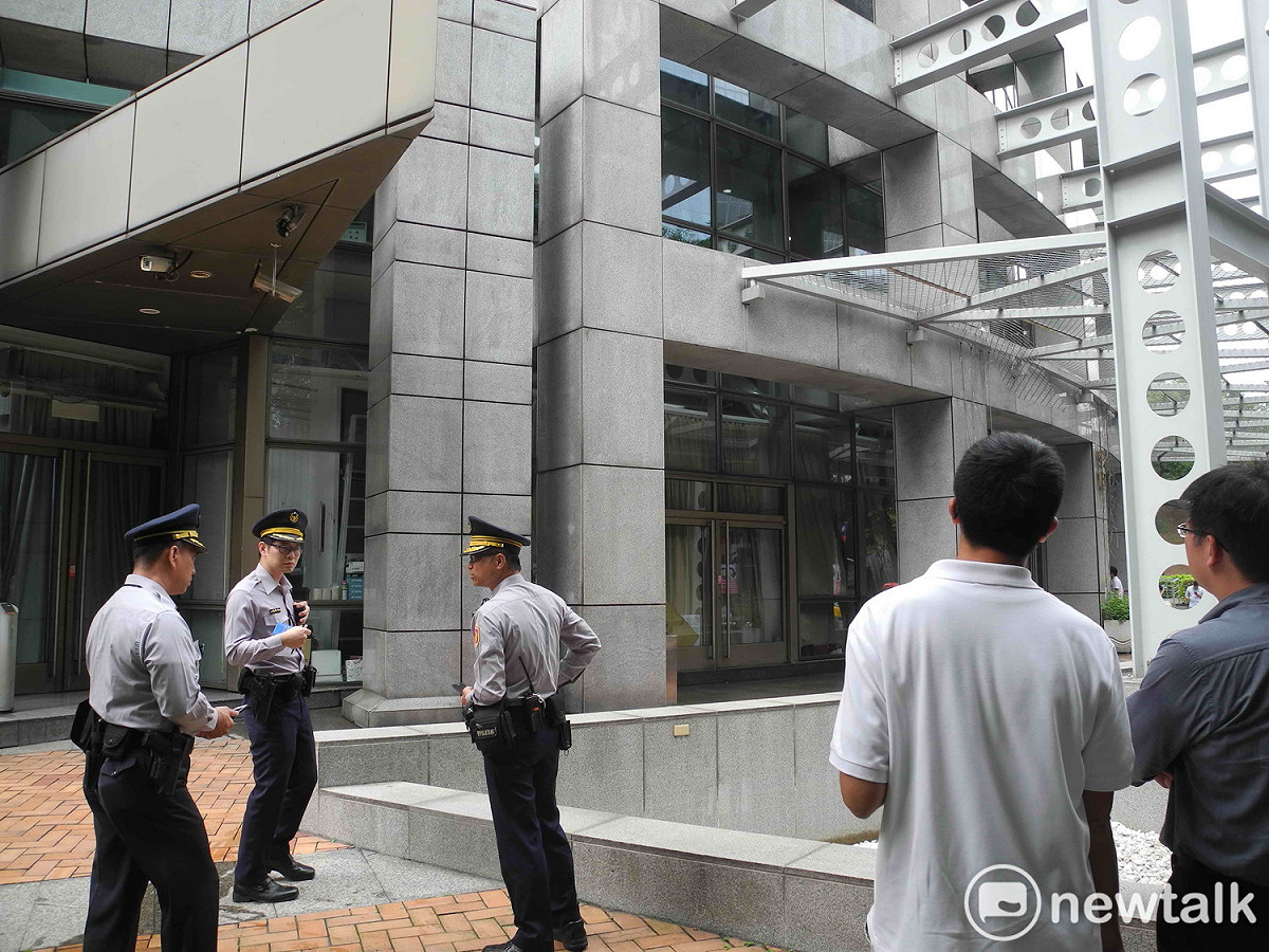 新北市府今早發生墜樓意外，包商、市府駐警、秘書處及勞工局人員到場處理。                   
 圖：王峻昌/攝
