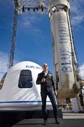 貝佐斯站在他的火箭發射器合太空艙前拍照。 圖 : 翻攝自space.com