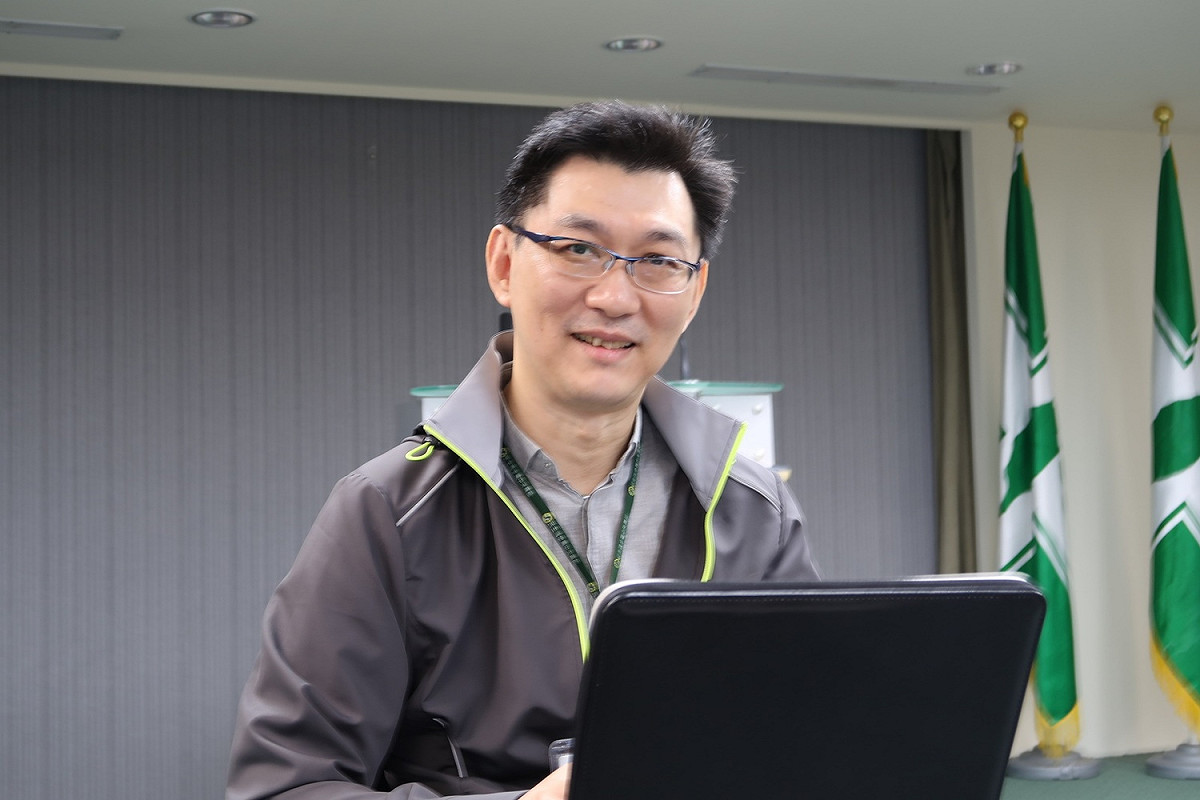 民進黨政策會首席副執行長董建宏16日說明與獨派溝通情形。 圖：林朝億/攝