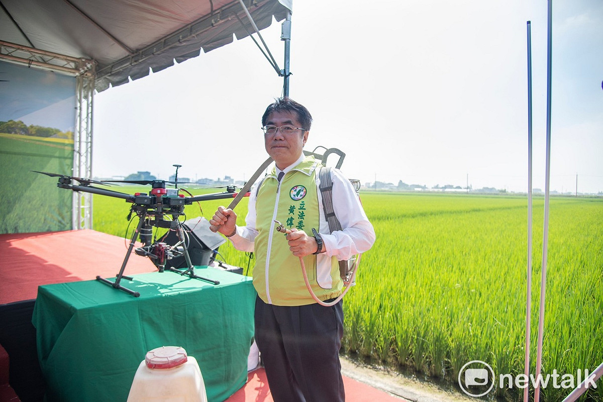 黃偉哲表示，「無人機農噴合作計畫」，經賴院長指示行政院科技會報辦公室與農委會共同執行辦理，並擇定台南為辦理區域。 圖：黃博郎/攝