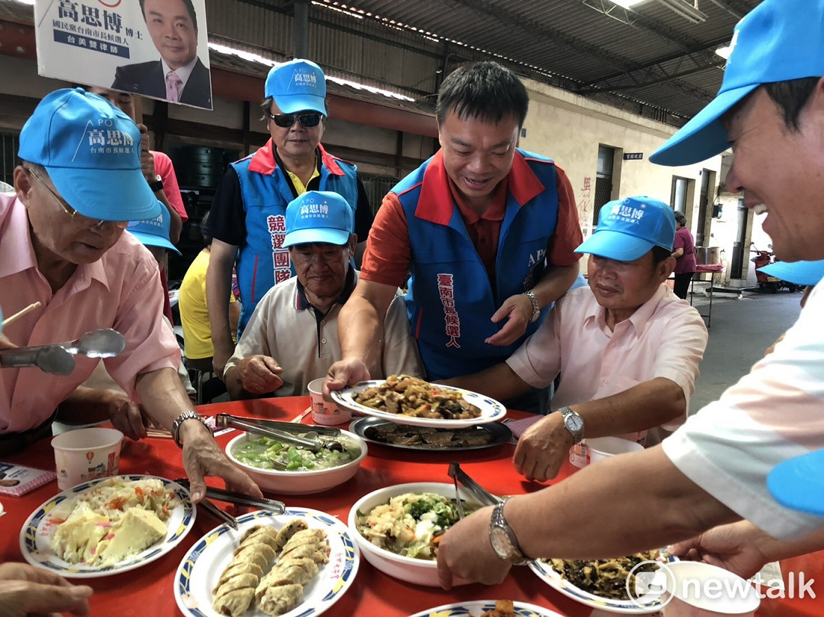 國民黨台南巿長候選人高思博到白河永安宮為阿公、阿嬤上菜，並對台南積弱不振的長照措施開出「處方箋」，要讓宮廟成長照據點。 圖：黃博郎/攝