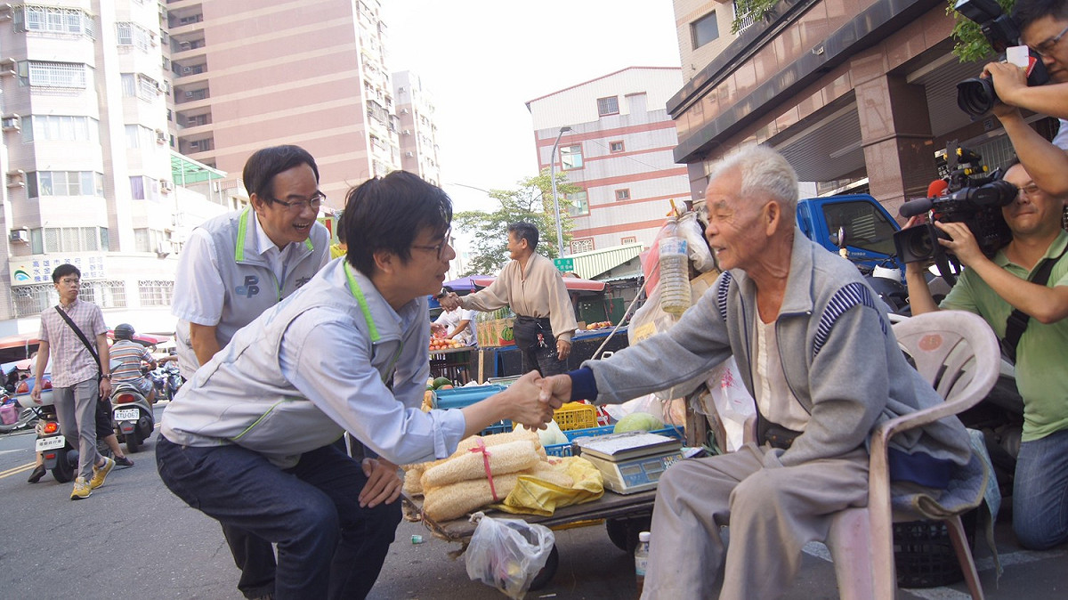 陳其邁問候路邊長者。 圖 : 陳其邁競選辦公室/提供