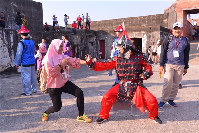 旗後炮台上的清兵Cosplay、 比劃 武術，讓國際學生驚呼連連、 彷彿走入時空隧道。. 圖：高雄市政府/提供