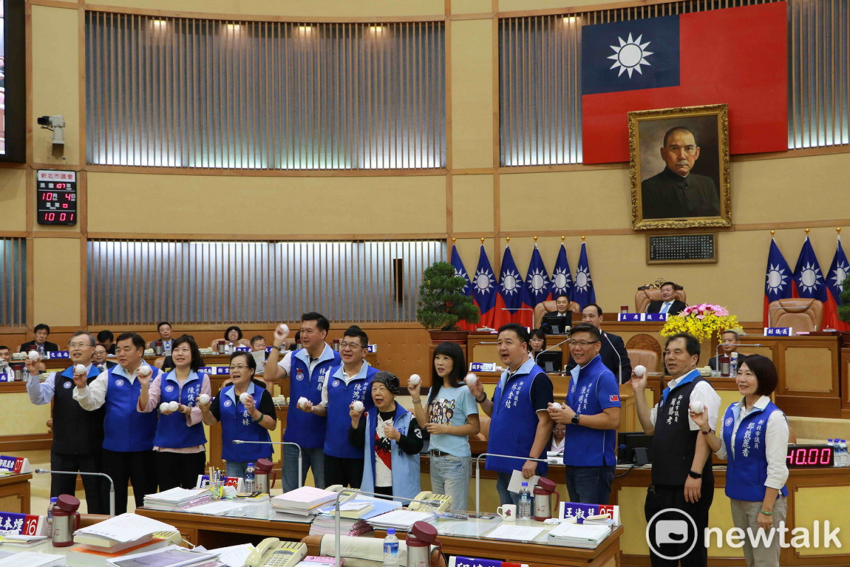 新北市議會因明年市府總預算案尚未付委，原排定10天分組審查的議程暫時休息，國民黨團今（16）日決議10天將不支領出席費。 圖：王峻昌/攝