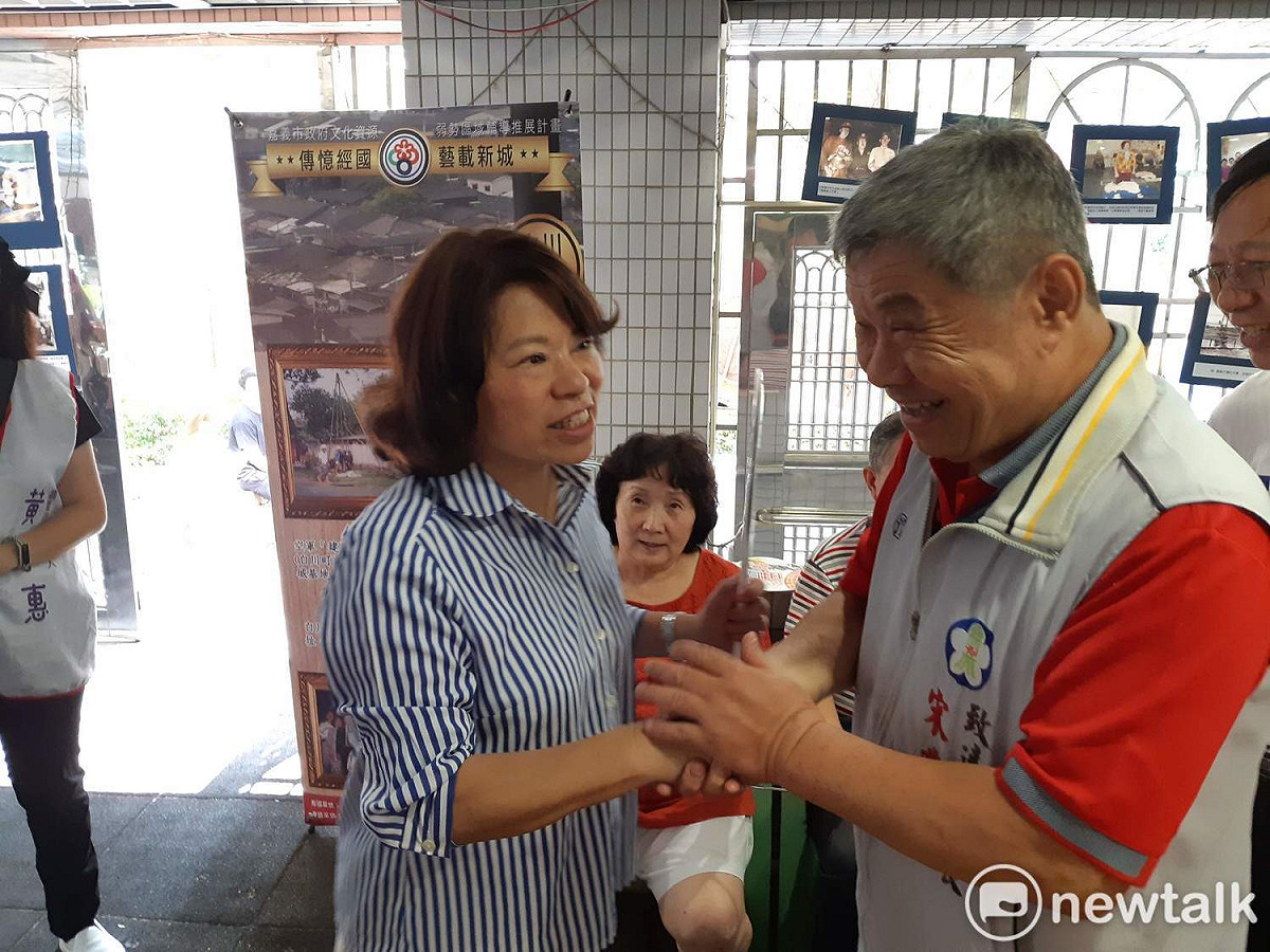 嘉義市經國新城16日舉行眷村回顧展，黃敏惠到場爭取支持。 圖：蔡坤龍/攝