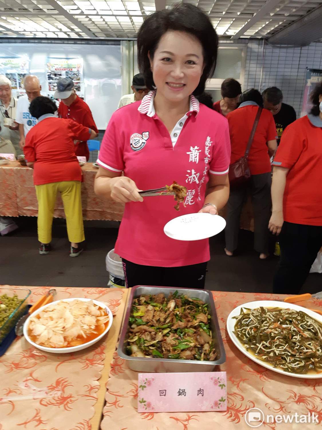 嘉義市經國新城16日舉行眷村回顧展，蕭淑麗夾了回鍋肉，意在言外。 圖：蔡坤龍/攝