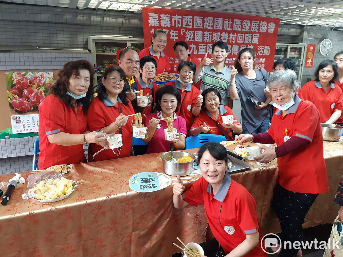 嘉義市經國新城16日舉行眷村回顧展，蕭淑麗頗受婆婆媽媽歡迎。 圖：蔡坤龍/攝