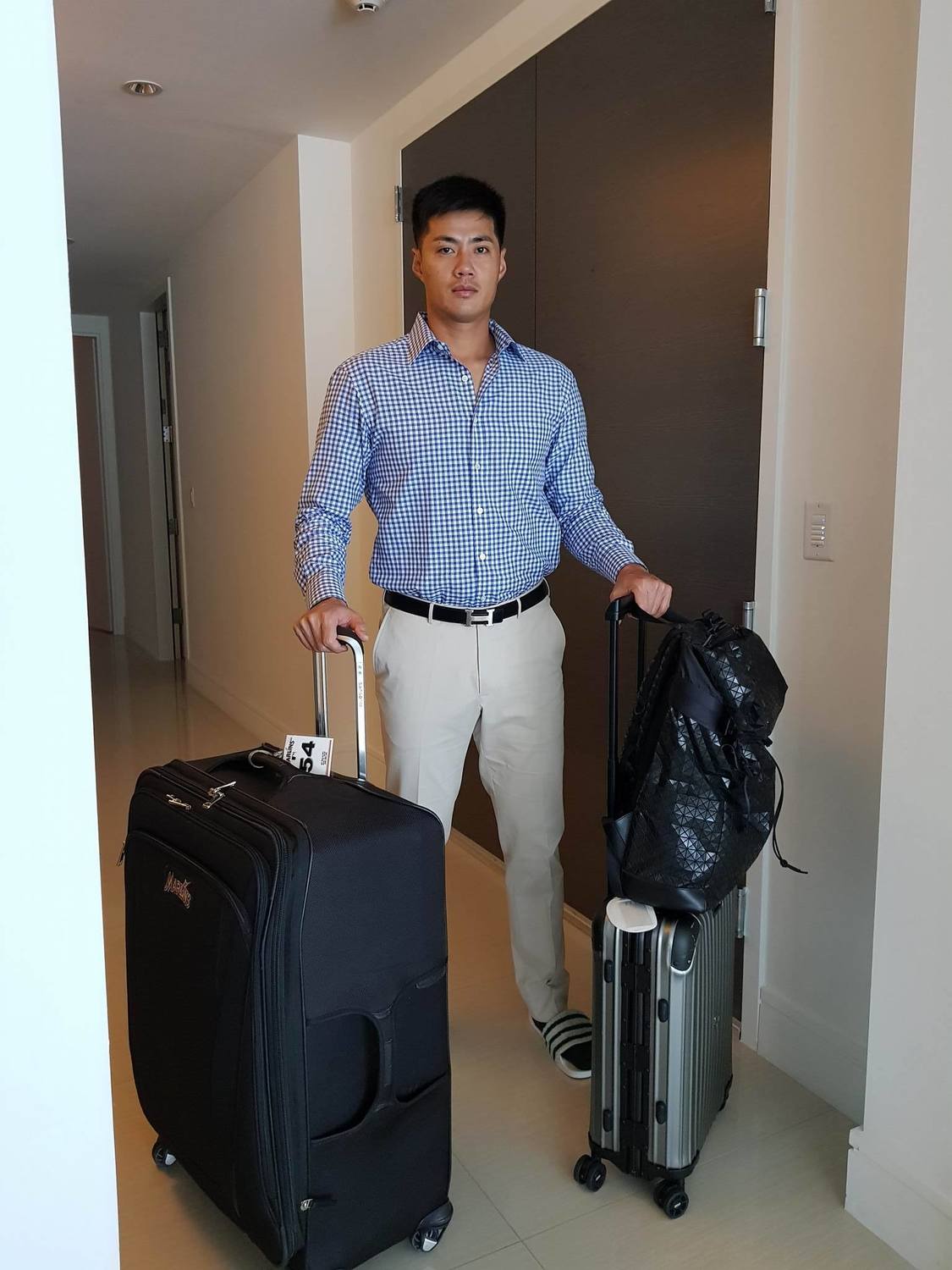 馬林魚隊台灣旅美左投陳偉殷今天清晨5時40分返抵國門。