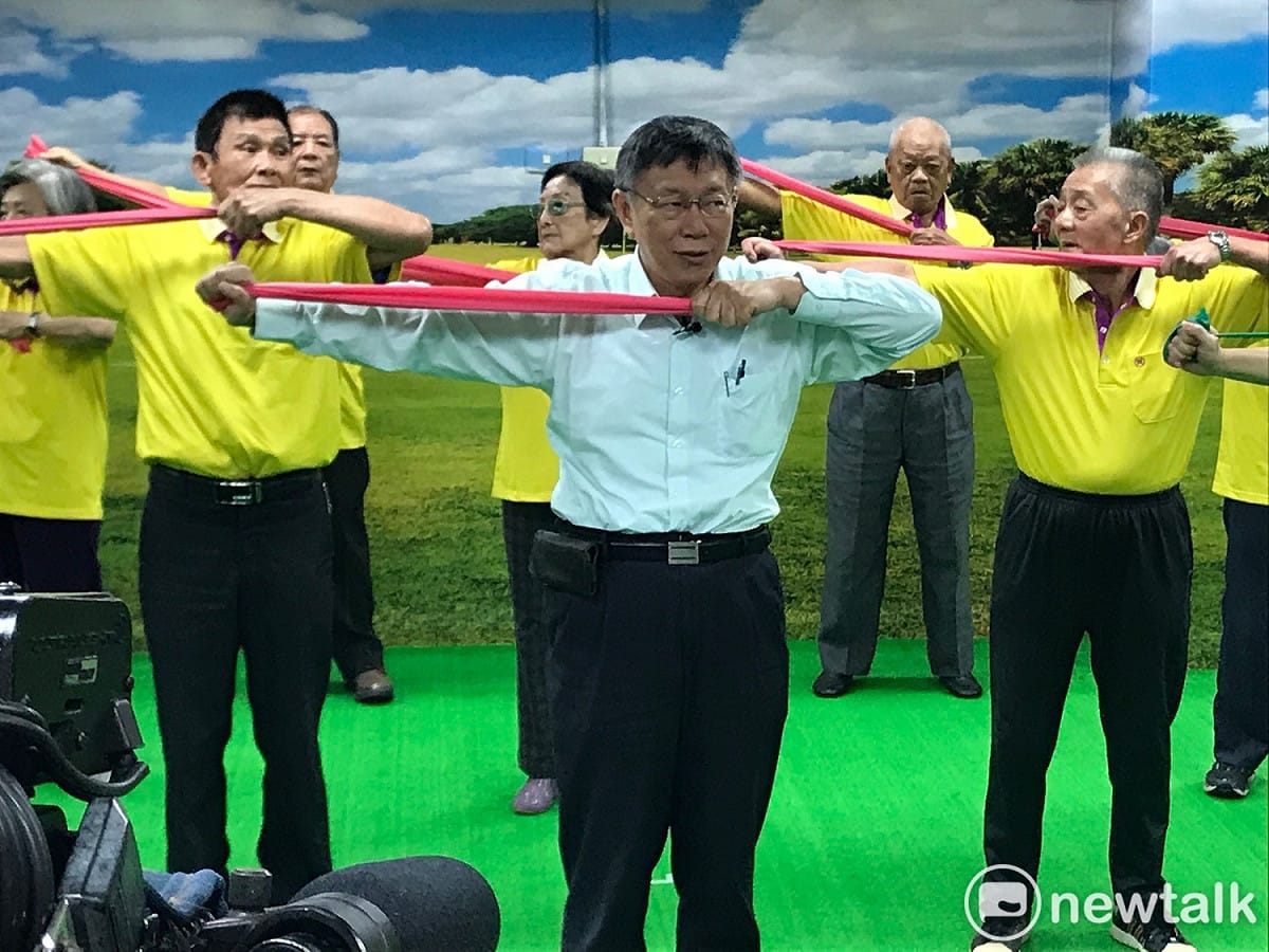 台北市長柯文哲今日赴浩然敬老院與長者一起做體操。 圖：周煊惠 / 攝