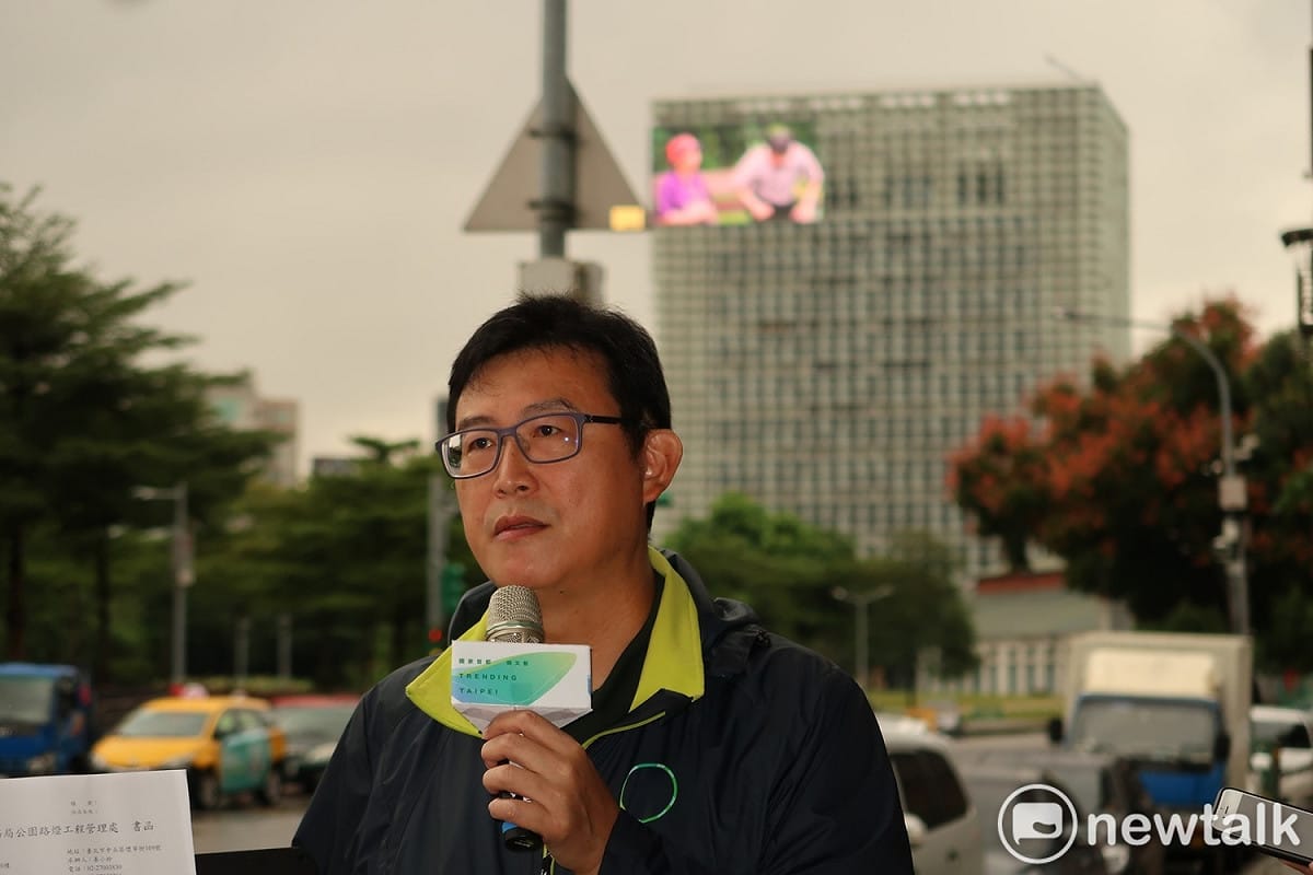 民進黨台北市長候選人姚文智17日在競選辦公室樓下舉行記者會。 圖：林朝億/攝