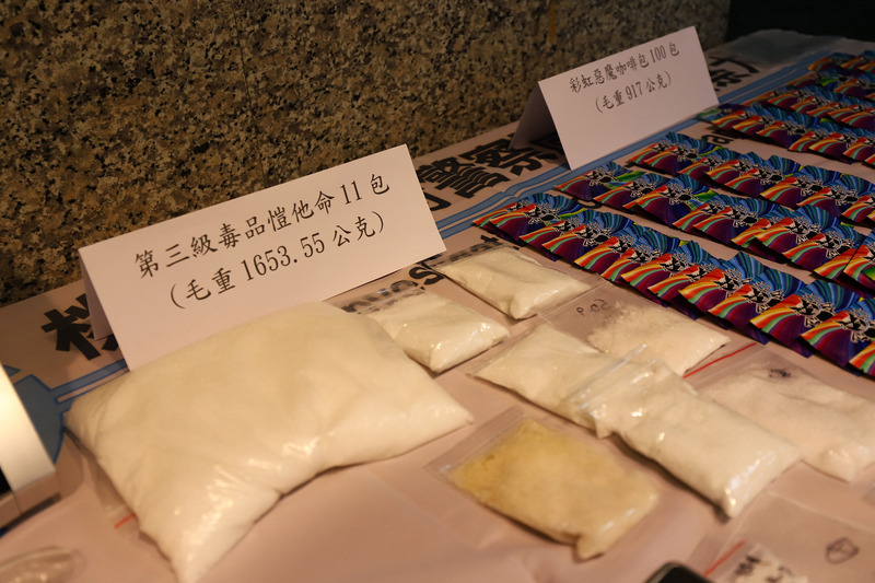 桃園市警察局刑事警察大隊16日傍晚聯合八德及平鎮分局，持搜索票至張姓男子住處搜索，查獲第三級毒品愷他命11包，重1653.55公克，小惡魔毒品咖啡包100包，重917公克。 圖 : 桃園市政府警察局/提供