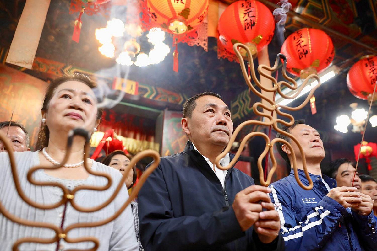 侯友宜上午先到三重區信仰中心鎮安宮為市民祈福，之後為議員參選人王威元站台。 圖：侯友宜競選辦公室／提供