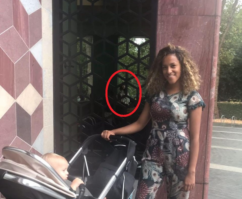 名叫坎寧安的 53 歲阿嬤表示，女兒幫她拍照時沒有發現任何異狀，直到回家重新查看照片，才注意到在她後方的方格窗戶後竟然有兩名中國少女，而且她們同樣也看著鏡頭。