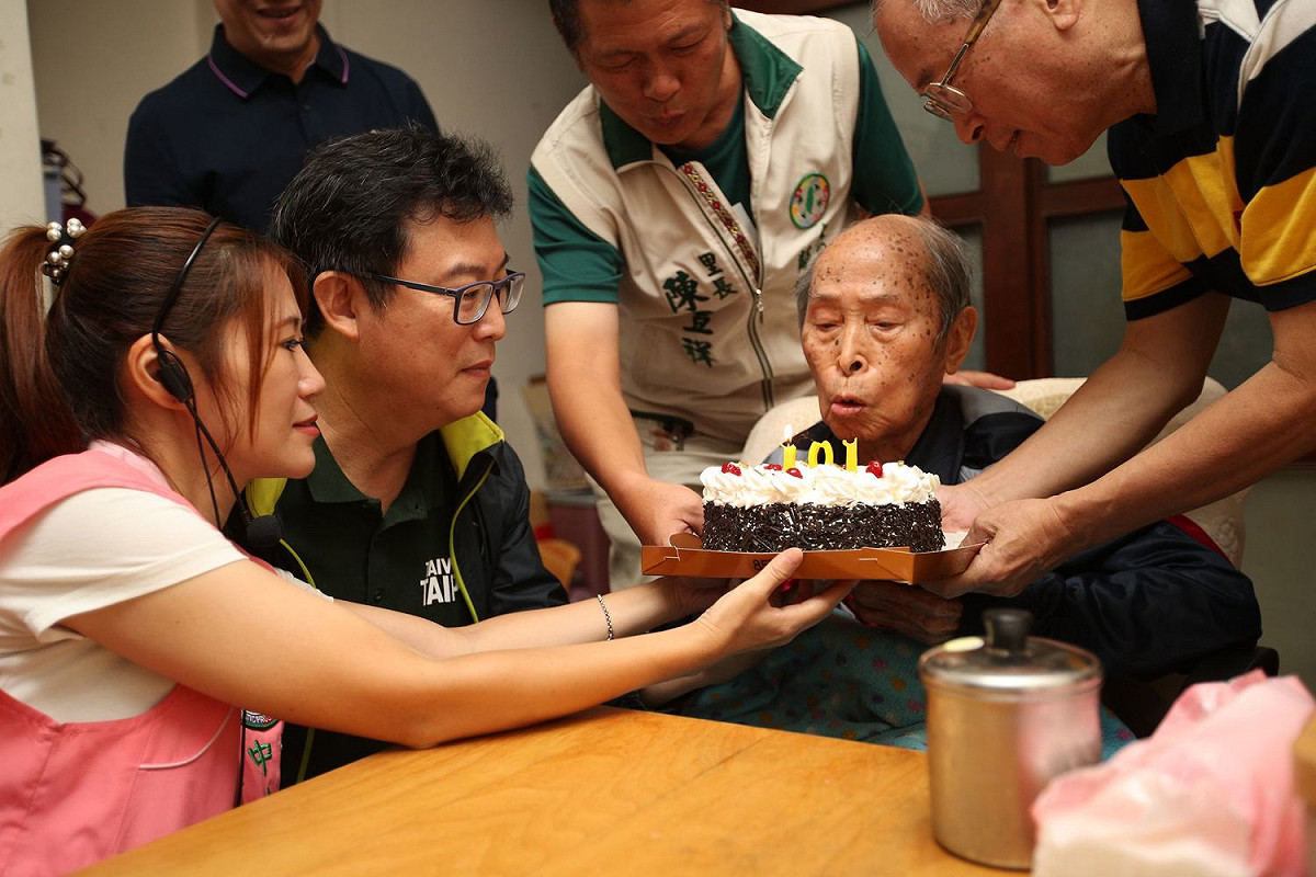 民進黨台北市長候選人姚文智17日前去拜訪100歲的人瑞郭樹發。 圖：林朝億/攝