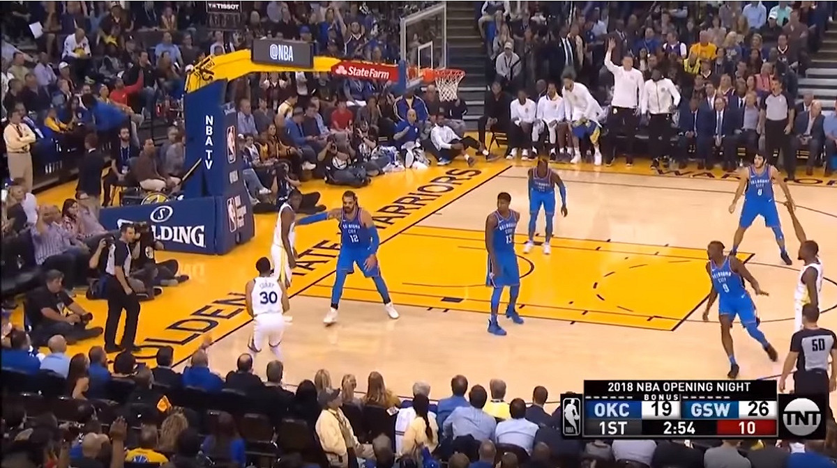 美國職籃NBA 2018-19球季今天正式開幕，衛冕冠軍勇士隊在開幕戰對決雷霆隊，勇士隊靠著Stephen Curry單場轟下32分，幫助球隊以108:100力克雷霆隊。 圖：翻攝自Youtube