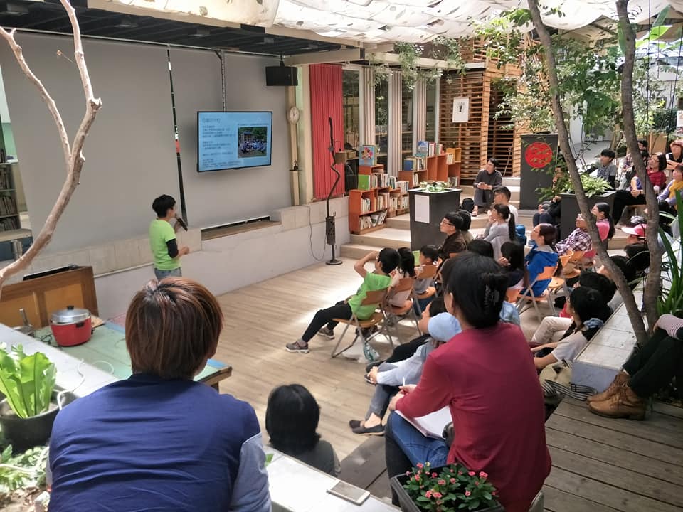 「城食森林都市農夫學院」都市農耕課程，教導民眾免費學習健康蔬菜色彩學、食癒作物種植技巧、園藝治療、病蟲害防治等。 圖：截自台中市城食森林推動計畫粉絲專頁