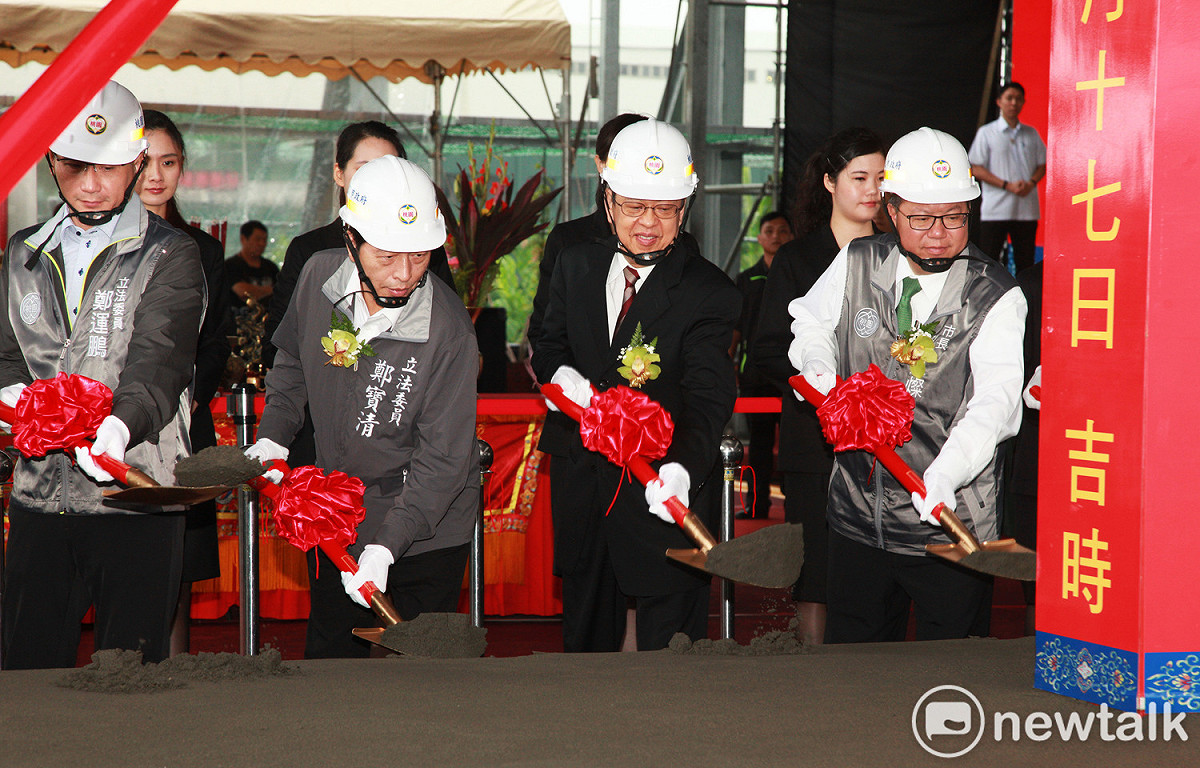 桃園捷運綠線GC01標高架北段土建統包工程今天在蘆竹區舉行動工典禮，由副總統陳建仁及市長鄭文燦主持動工。 圖：林昀真／攝