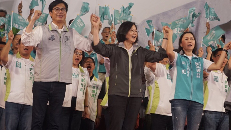 陳其邁的妻子吳虹也在三萬人的造勢大會上現身。 圖 : 陳其邁競選總部/提供