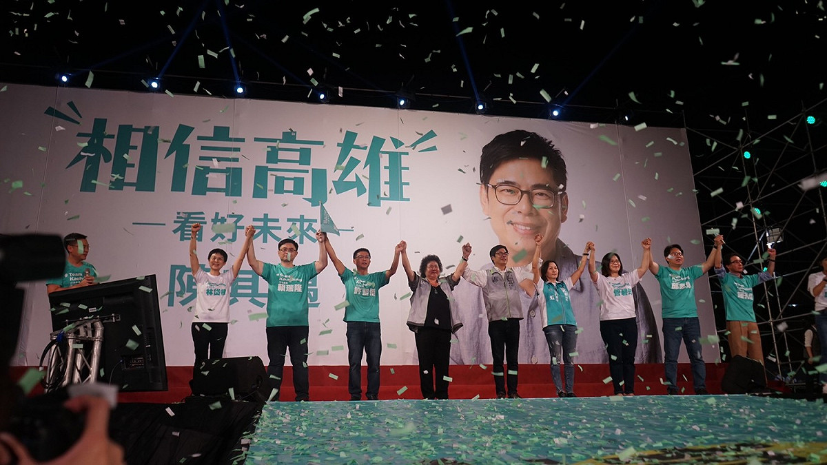 十月十四日晚上，民進黨高雄市長候選人陳其邁，在鳳山舉辦造勢大會，現場超過三萬人與會。 圖 : 陳其邁競選總部/提供
