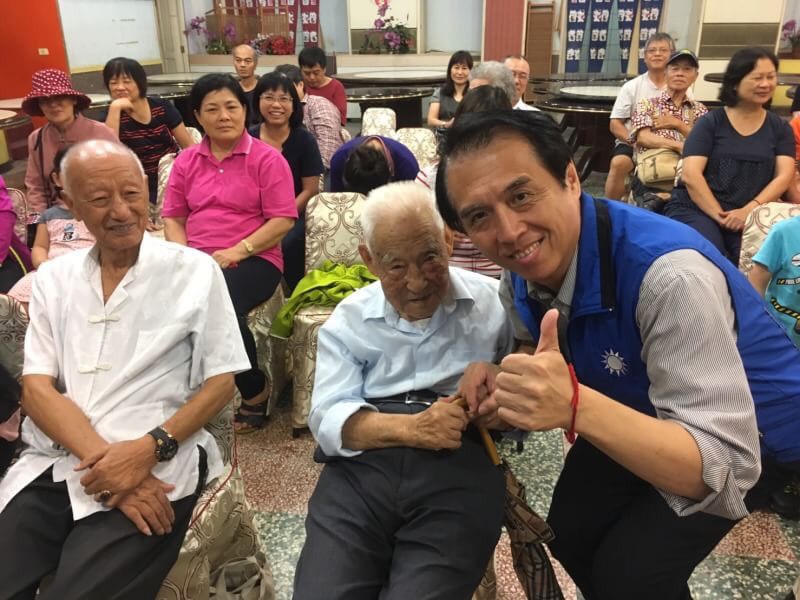 陳學聖說，長照政策和老人福利是他上任後首要推動目標之一，規劃完善才能讓「老有所養」具體落實。 圖：陳學聖競選辦公室／提供