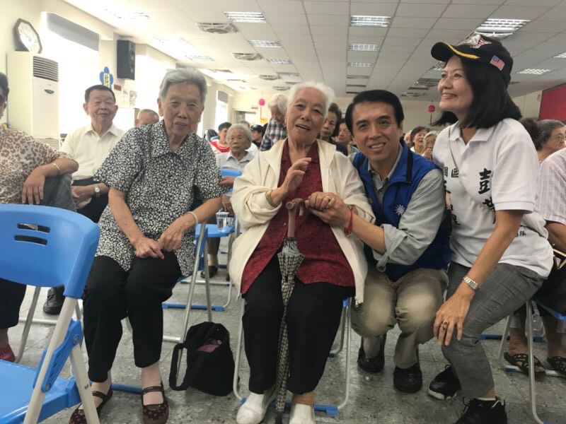 陳學聖認為，桃園升格為直轄市，除了長照福利政策需要升級外，長照中心的硬體設施也必須讓長輩安心。 圖：陳學聖競選辦公室／提供