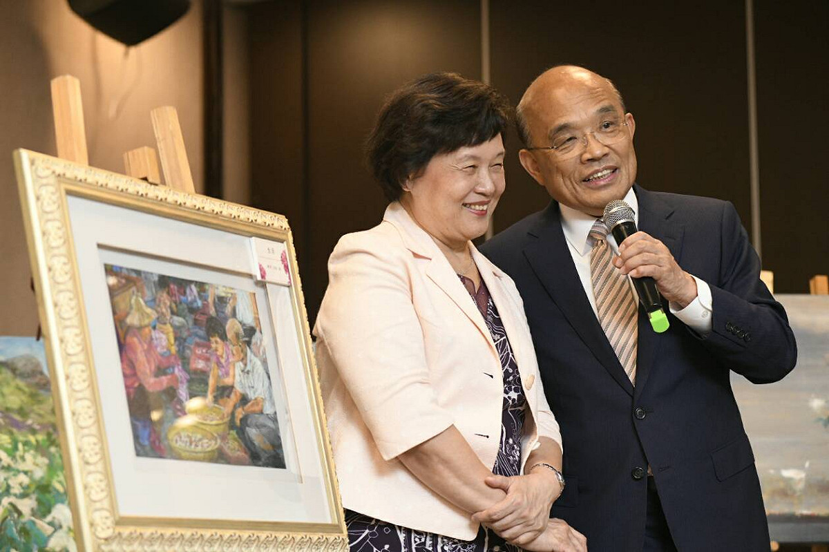 蘇貞昌和太太詹秀齡一起看畫展，蘇分享幫「大畫家詹秀齡」洗油畫筆的小撇步，被誇讚是100分的助理，兩人大方「放閃」。 圖：蘇貞昌競選辦公室／提供