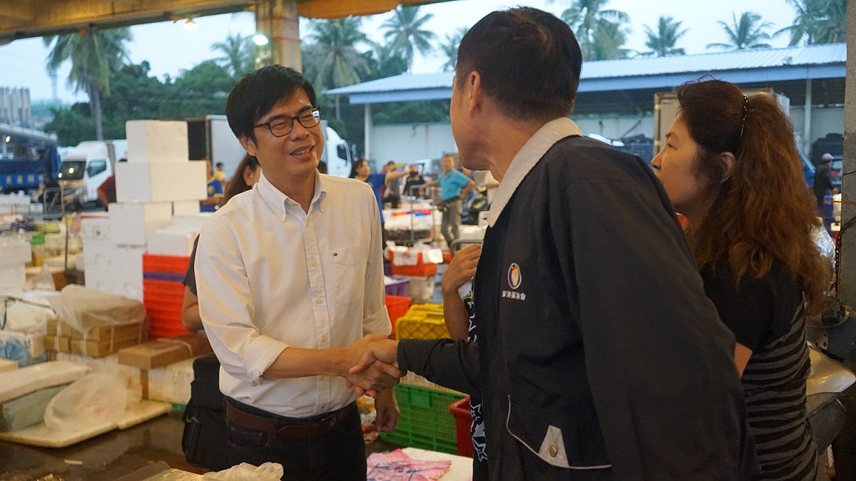 陳其邁就在高雄區漁會理事長謝龍隱等人陪同下，前往位於前鎮的高雄區漁會魚市場拜票，受到漁販及漁民熱情歡迎。 圖/陳其邁選辦
