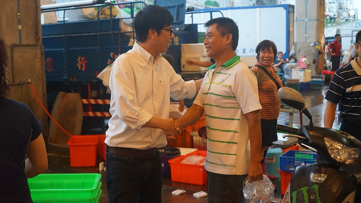 陳其邁表示，要向所有天沒亮就辛勤在魚市場工作的市民，表示最高的敬意，同時也想實地聽聽大家的意見。 圖/陳其邁選辦