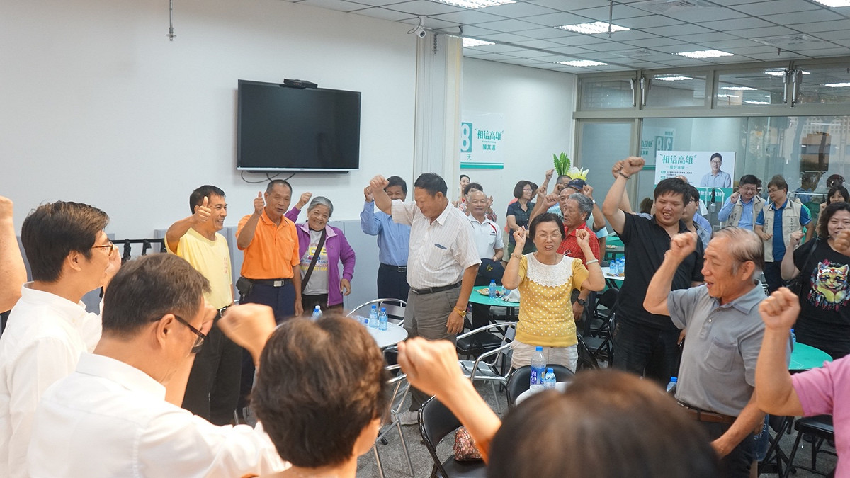 陳其邁感謝運將大哥、大姐百忙之中專程撥空到服務處參加座談，力挺他參選市長。 圖/陳其邁選辦