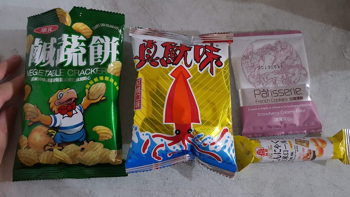 網友看了照片還不了解這 4 包小餅乾的含意，不過隨即有大批的「老司機」跳出來解答！