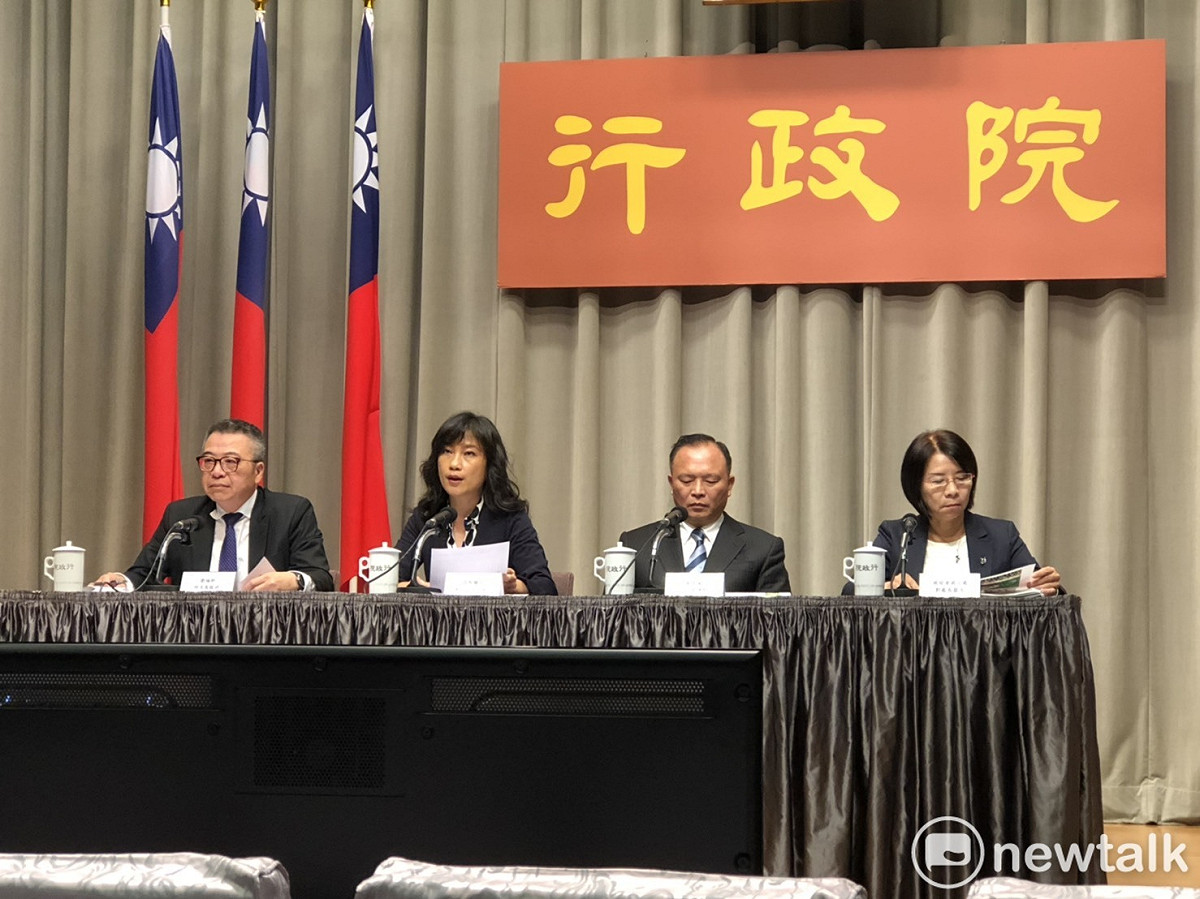 行政院長賴清德今（18）日在行政院會聽取國家發展委員會「設計翻轉 地方創生」報告。圖為行政院會後記者會由政院發言人Kolas（左2）主持。 圖：謝莉慧/攝