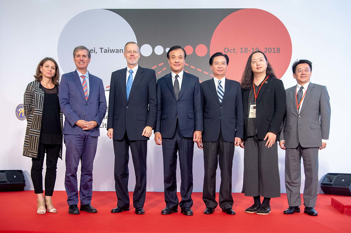 立法院長蘇嘉全（右4）、政委唐鳳（右2）、外交部長吳釗燮、美國國務院副助理國務卿斯科特•巴斯比、美國在台協會處長酈英傑等人，今天都出席2018年全球合作暨訓練架構下「培養媒體識讀以捍衛民主」工作坊開幕。 圖：立法院/提供