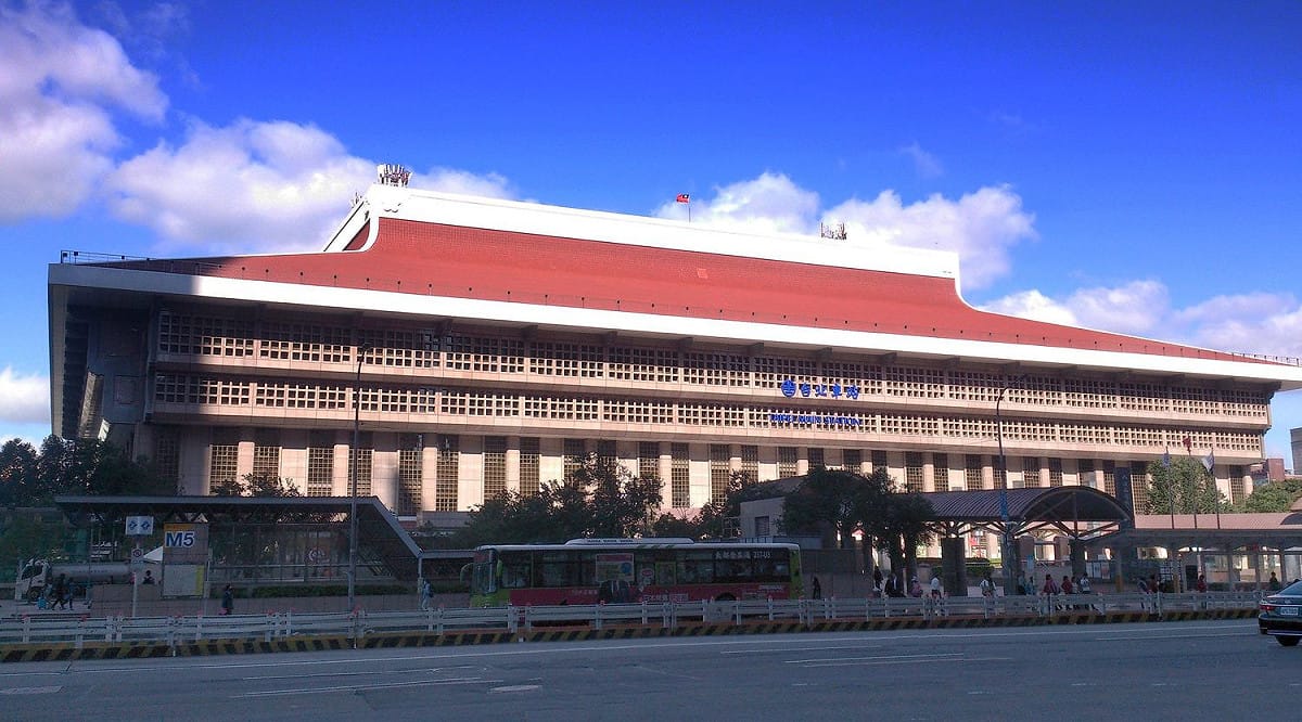 今（18）日12時5分因台鐵餐廳廚房變電設備燒毁，導致台北車站1樓大廳北側跳電，部分商家停電。 圖：翻攝自維基百科