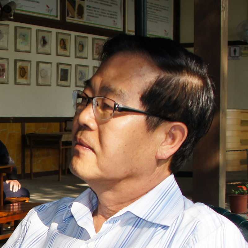 前南投縣長李朝卿，被控111件工程案中有向包商收取回扣賄賂，其中8件貪污罪，各處12至14年定讞，今(25)早發監執行，現場民眾竟高喊李朝卿加油。 圖：翻攝維基百科