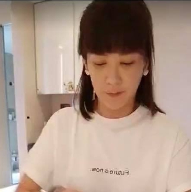 陸元琪今天一早帶著兒子女兒遠赴上海，探望袁惟仁。 圖：翻攝陸元琪臉書