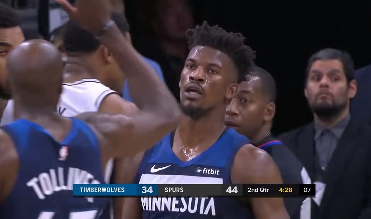 季前高喊「Trade me」的灰狼一哥Jimmy Butler，在仍舊未被交易的情況下，開幕首戰迎戰馬刺，砍下全隊次高的23分，但灰狼仍舊以108:112不敵馬刺。 圖：翻攝自Youtube