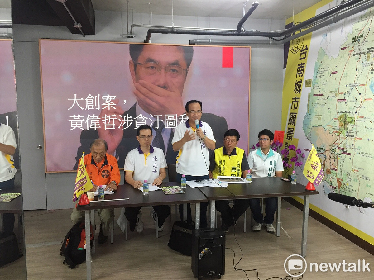 台南市長候選人蘇煥智與「新大同草根民主連線」成員蔡四結、高忠義和陳志峰舉行記者會，指控民進黨台南市長候選人黃偉哲關說逼迫行政部門不行使應盡的公權力，圖利大創百貨。 圖：黃博郎/攝