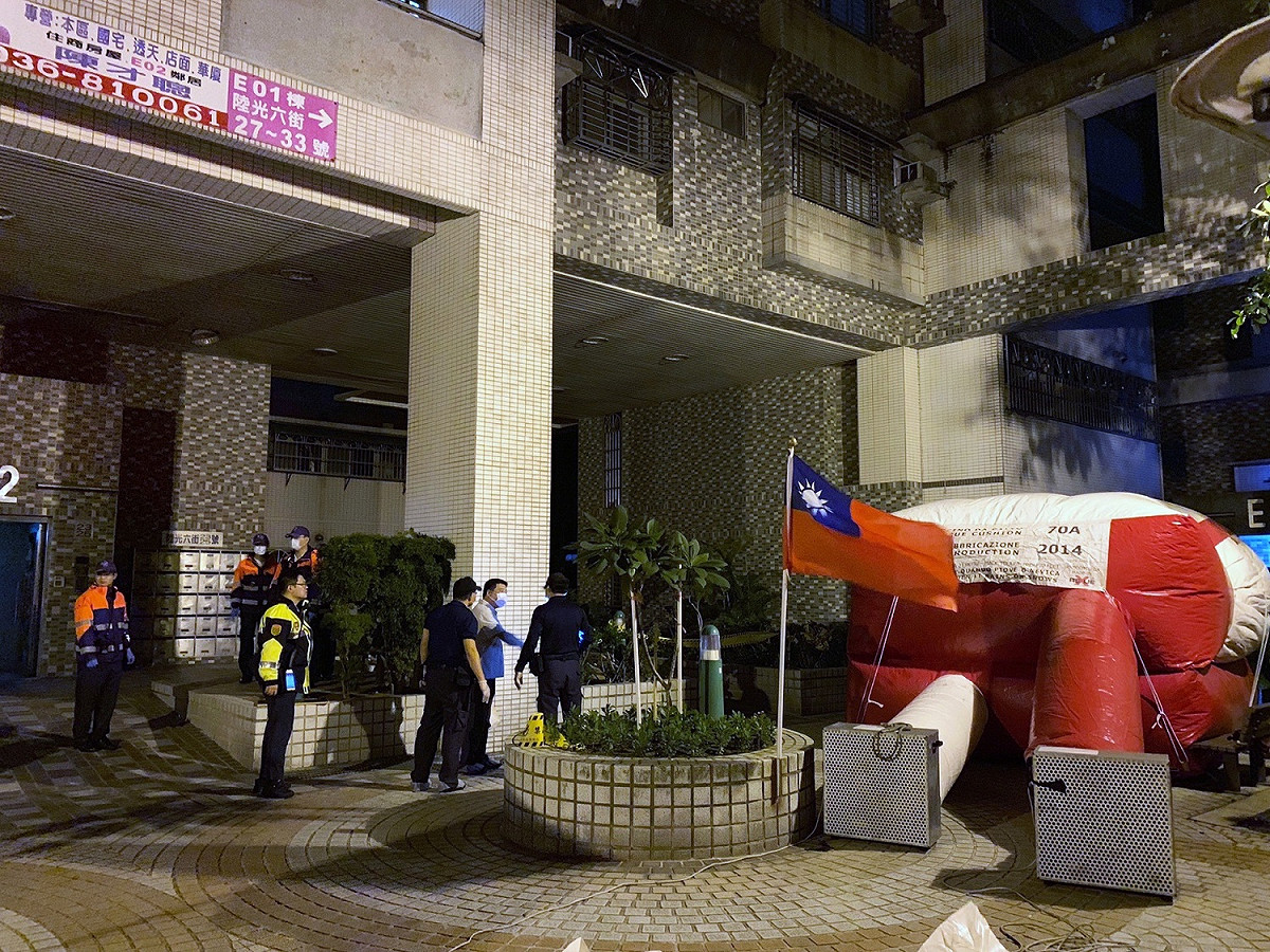 中壢今晚驚傳子殺母兇殺案，兒子砍母親頭顱後丟下樓，警方目前正在釐清相關的動機與進行必要處置。 圖：中壢分局／提供