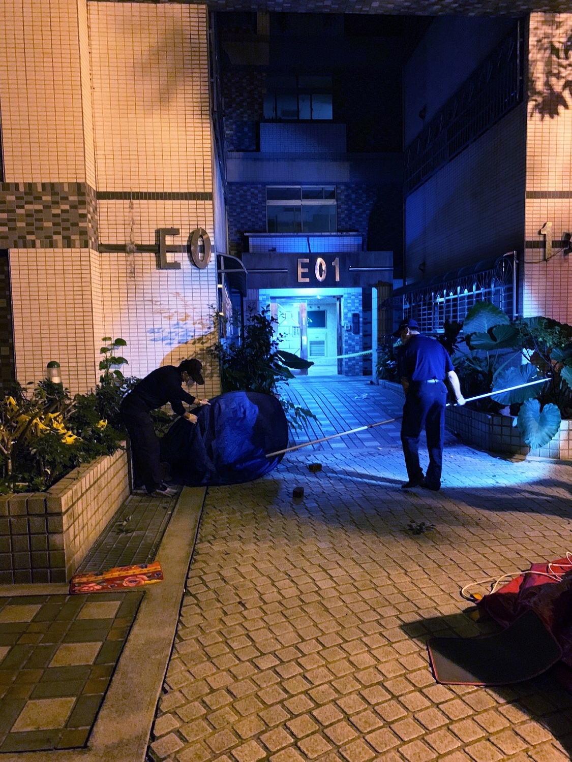 中壢晚間驚傳子殺母兇殺案，兒子砍母親頭顱後丟下樓，警方目前正在釐清相關的動機與進行必要處置。 圖：中壢分局／提供