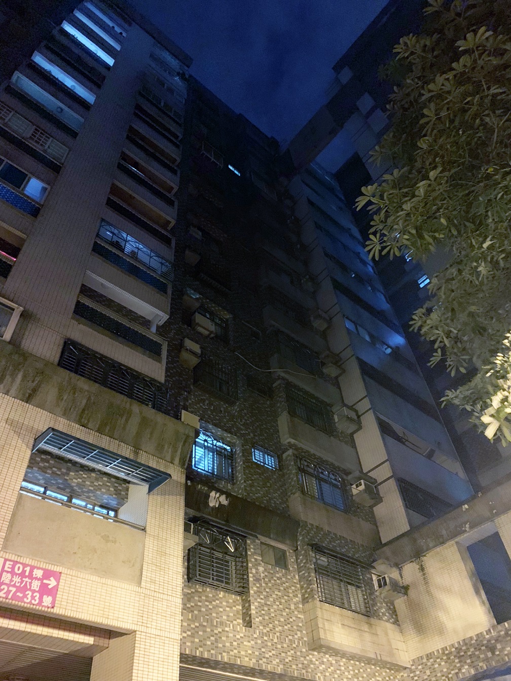 中壢國宅晚間驚傳子殺母兇殺案，兒子砍母親頭顱後丟下樓。 圖：中壢分局／提供