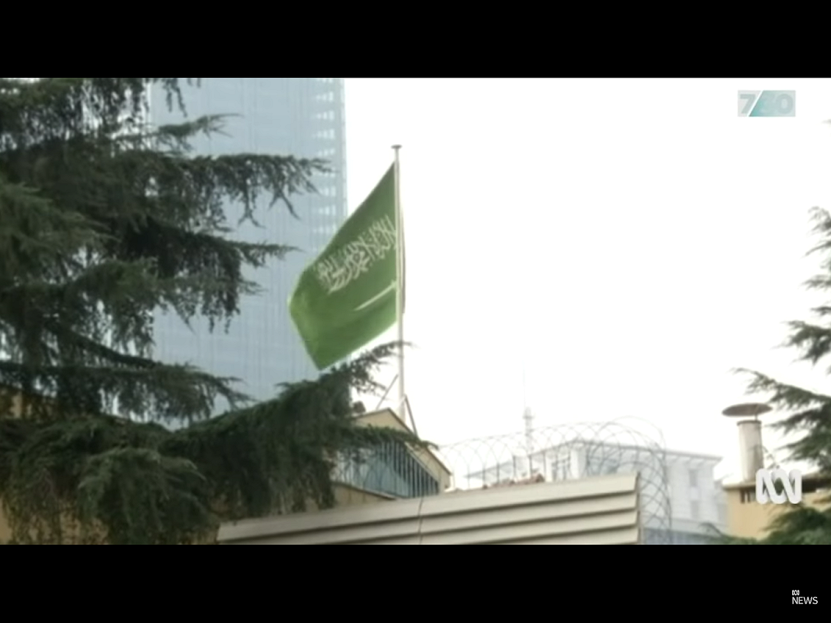 沙烏地阿拉伯記者哈紹吉（Jamal Khashoggi）人間蒸發，外界推測他已遇害，沙國政府嫌疑重大。沙國金融市場飽受衝擊之際，美國財政部長梅努欽（Steven Mnuchin）宣布下週不會出席沙國一場投資會議，美股午盤跌勢加劇。圖為沙烏地阿拉伯駐伊斯坦堡領事館，傳為哈紹吉遭到殺害分屍的命案現場。 圖：翻攝自Youtube