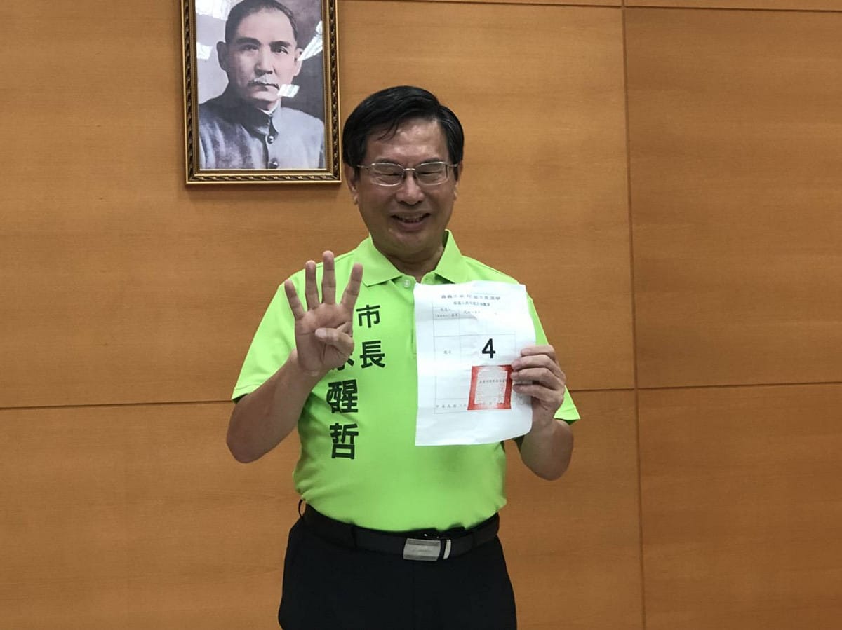 民進黨籍候選人涂醒哲抽中4號。 圖：蔡坤龍/攝
