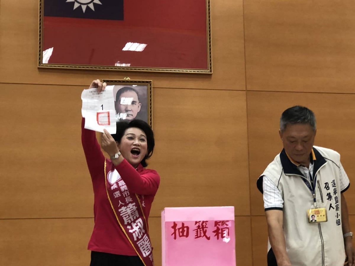 無黨籍候選人蕭淑麗抽中1號籤。 圖：蔡坤龍/攝