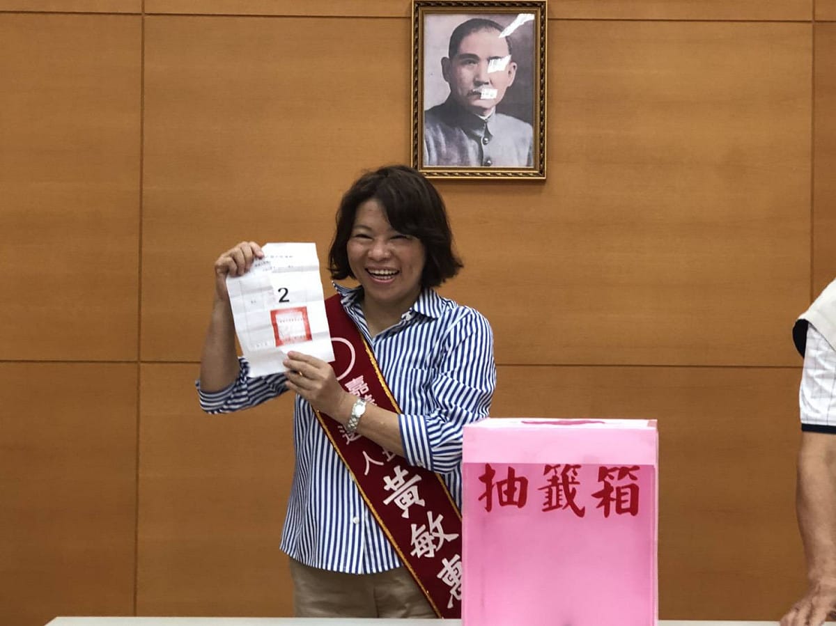 國民黨籍候選人抽中黃敏惠2號。 圖：蔡坤龍/攝