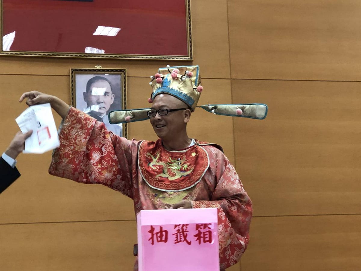 無黨籍候選人黃宏成台灣阿成世界偉人財神總統抽中3號。 圖：蔡坤龍/攝