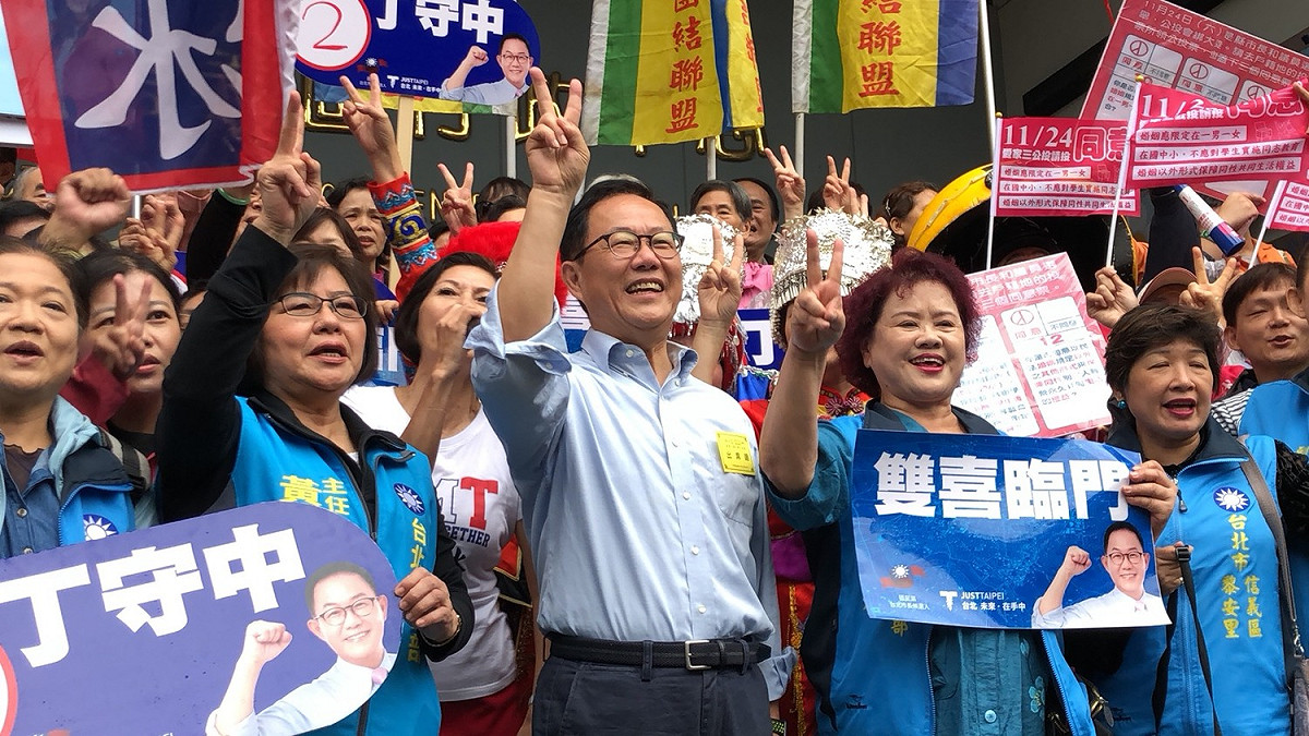 台北市長參選人丁守中今前往抽籤。 圖：丁守中辦公室/提供
