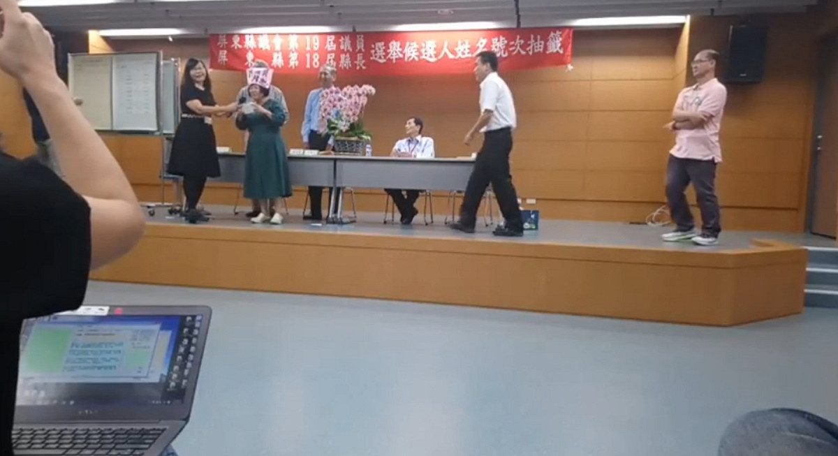 屏東縣議員選舉號次出爐，蔣月惠第4度抽中1號。 圖：翻攝自蔣月惠臉書專頁。